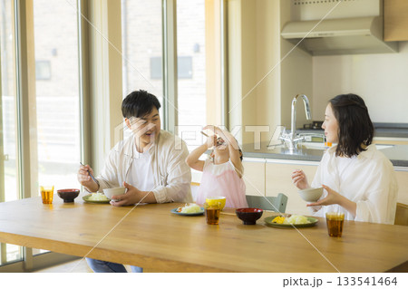 食卓の楽しそうな家族  133541464