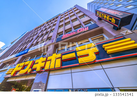 日本の東京都市景観 高田馬場駅前のドン.キホーテなどを望む。看板上にハト除けがズラリ=11月21日 日本の東京都市景観 高田馬場駅前のドン.キホーテなどを望む。看板上にハト除けがズラリ=11月21日 133541541