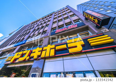 日本の東京都市景観 高田馬場駅前のドン.キホーテなどを望む。看板上にハト除けがズラリ＝11月21日 133541542