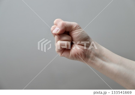 パーで殴りかかろうとしている女性の右手　暴力イメージ 133541669