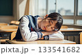 教室で寝る女子高生 133541682