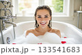お風呂に入っている女性 133541683