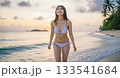 砂浜の水着女性 133541684