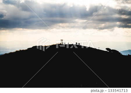 入道ヶ岳の山頂に佇む天空の鳥居 133541713