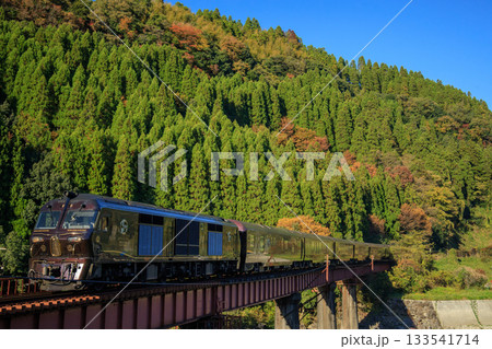第十玖珠川橋梁を渡るクルーズトレイン「ななつ星」（JR九州） 133541714
