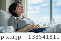 ベッドの女性 133541811