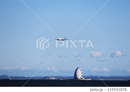 東京湾を飛ぶ着陸間近の飛行機 133541878