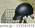 公園に置かれたヘルメットと自転車 133541978