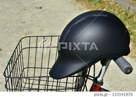 公園に置かれたヘルメットと自転車 133541978