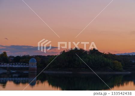 夕方の多摩湖の取水塔 夕方の多摩湖の取水塔 133542438