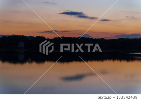 夕方の多摩湖と富士山 133542439