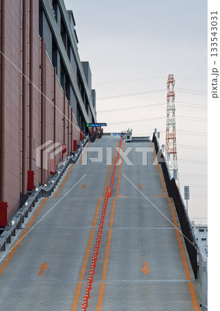 屋上まで一気に上り下りするスロープ 133543031