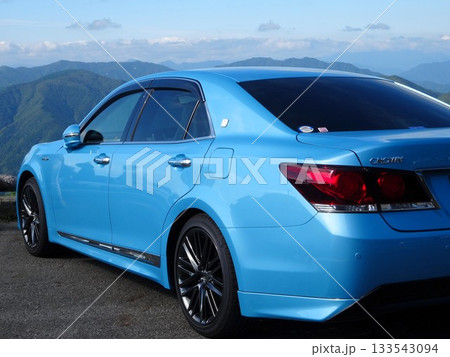 青い高級セダン(トヨタ・クラウン 14代目 アスリートS 空色edition) 133543094