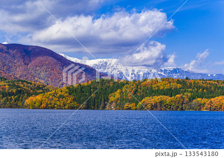 秋の紅葉と青木湖 133543180