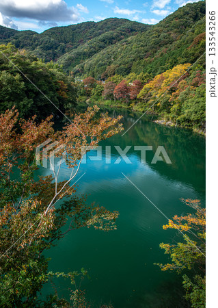 長瀞町の荒川、エメラルドグリーンの水面と紅葉の風景 133543266