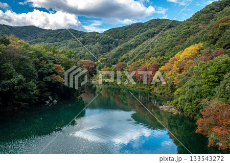 長瀞町の荒川、紅葉が始まった山々とエメラルドグリーンの水鏡 133543272