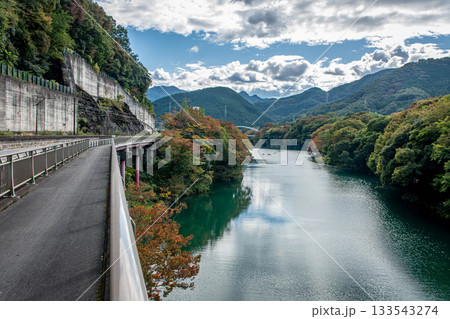 長瀞町の荒川と国道140号、秋の紅葉と渓谷のドライブ 133543274