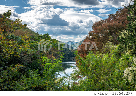 長瀞町の荒川と山並み、紅葉と雲が織りなす秋の渓谷 133543277
