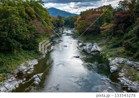 長瀞渓谷の荒川と紅葉、秋の山々が迫る雄大な風景 133543278