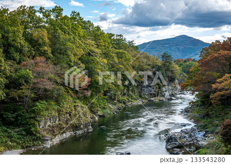 長瀞渓谷の荒川と岩畳、紅葉が始まった秋の雄大な風景 長瀞渓谷の荒川と岩畳、紅葉が始まった秋の雄大な風景 133543280