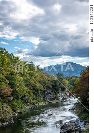長瀞渓谷の荒川と山並み、紅葉が始まった秋の雄大な風景 133543281