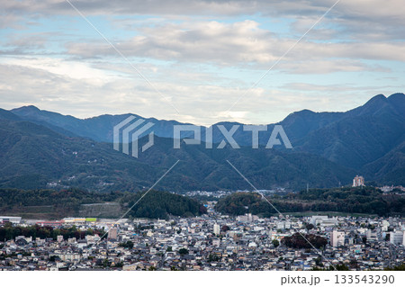 埼玉県秩父市の街並みと雄大な山並み、秋の曇り空と遠景 埼玉県秩父市の街並みと雄大な山並み、秋の曇り空と遠景 133543290