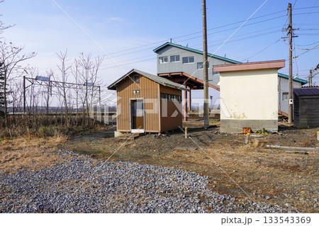光珠内駅の跨線橋と公衆便所（函館本線） 133543369