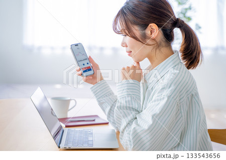 株取引をする若い女性 133543656