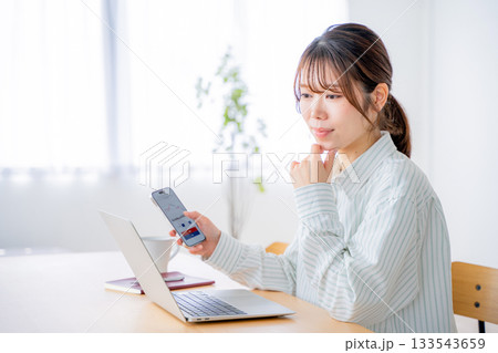 株取引をする若い女性 133543659