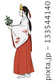 神事を行っている巫女さん 133544140