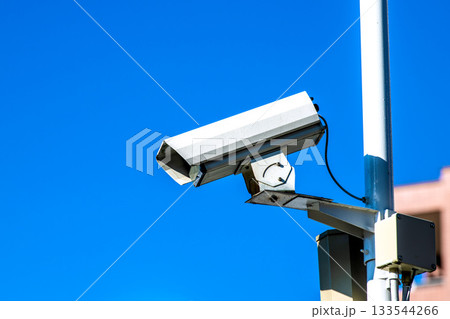 日本の横浜都市景観 街角の防犯カメラ。青空と中古車ショップを見守る目…=11月20日、横浜市内 日本の横浜都市景観 街角の防犯カメラ。青空と中古車ショップを見守る目…=11月20日、横浜市内 133544266