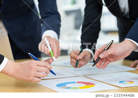 会議をするビジネスマン 133544486