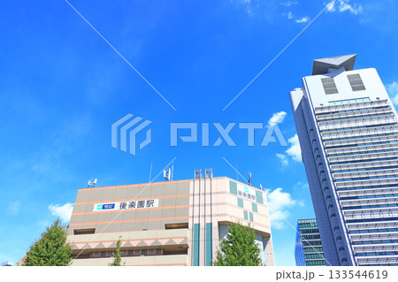 東京都文京区、東京メトロ後楽園駅と文京区役所の風景 東京都文京区、東京メトロ後楽園駅と文京区役所の風景 133544619