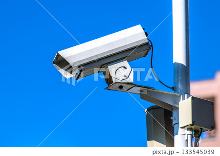 日本の横浜都市景観　街角の防犯カメラ。青空と中古車ショップを見守る目…＝11月20日、横浜市内 133545039