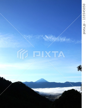 富士山と甲府盆地の雲海 富士山と甲府盆地の雲海 133545050