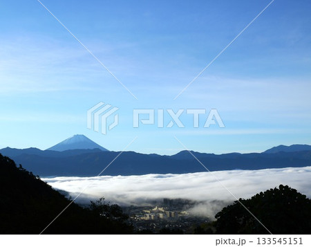 富士山と甲府盆地の雲海 富士山と甲府盆地の雲海 133545151