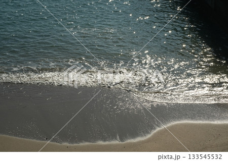 砂浜に打ち寄せる波 砂浜に打ち寄せる波 133545532