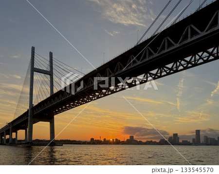 夕景の横浜クルーズ_ Yokohama Twilight Zone_横浜ベイブリッジ 夕景の横浜クルーズ_ Yokohama Twilight Zone_横浜ベイブリッジ 133545570