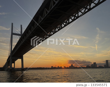 夕景の横浜クルーズ_ Yokohama Twilight Zone_横浜ベイブリッジ 133545571
