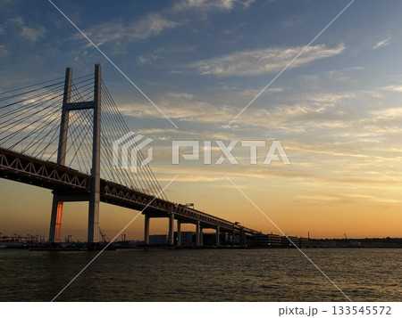 夕景の横浜クルーズ_ Yokohama Twilight Zone_横浜ベイブリッジ 夕景の横浜クルーズ_ Yokohama Twilight Zone_横浜ベイブリッジ 133545572