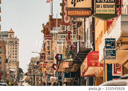 アメリカ　全米一の規模のサンフランシスコの中華街の街並み 133545926