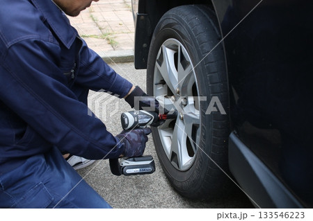 インパクトレンチでのタイヤ交換 インパクトレンチでのタイヤ交換 133546223