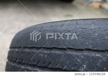 ひび割れた危険なタイヤ ひび割れた危険なタイヤ 133546226