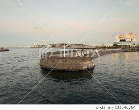 夕景の横浜クルーズ_Yokohama Twilight Zone_海から見た横浜象の鼻パーク 133546264