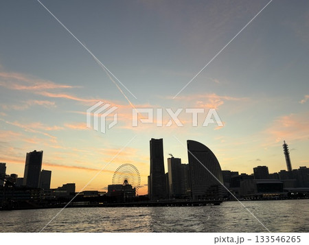 夕景の横浜クルーズ_Yokohama Twilight Zone_海から見た横浜の街の夕景 133546265