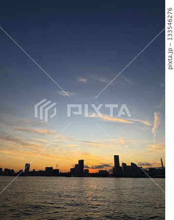 夕景の横浜クルーズ_Yokohama Twilight Zone_海から見た横浜の街の夕景 133546276