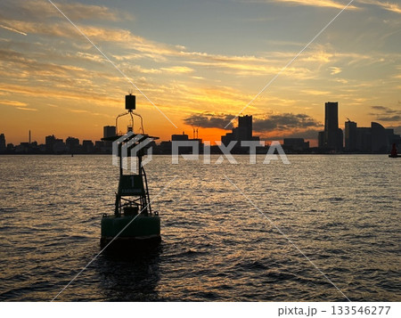 夕景の横浜クルーズ_Yokohama Twilight Zone_海から見た横浜の街の夕景 133546277