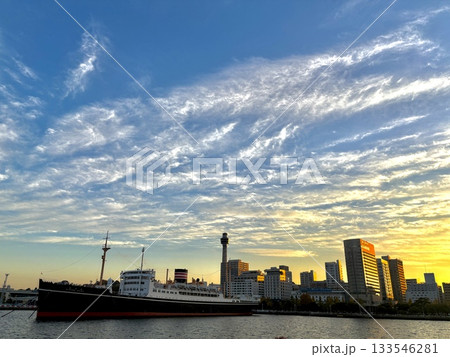 夕景の横浜クルーズ_Yokohama Twilight Zone_海から見た横浜の街の夕景 133546281
