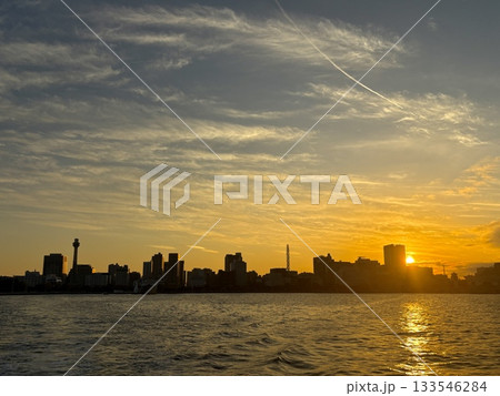 夕景の横浜クルーズ_Yokohama Twilight Zone_海から見た横浜の街の夕景 夕景の横浜クルーズ_Yokohama Twilight Zone_海から見た横浜の街の夕景 133546284