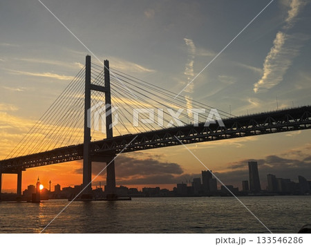 夕景の横浜クルーズ_Yokohama Twilight Zone_海から見た横浜ベイブリッジ 夕景の横浜クルーズ_Yokohama Twilight Zone_海から見た横浜ベイブリッジ 133546286